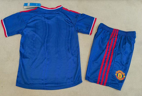 MANCHESTER UNITED 2026/27 KIT EXTÉRIEUR ENFANT - Bleu, Version joueur