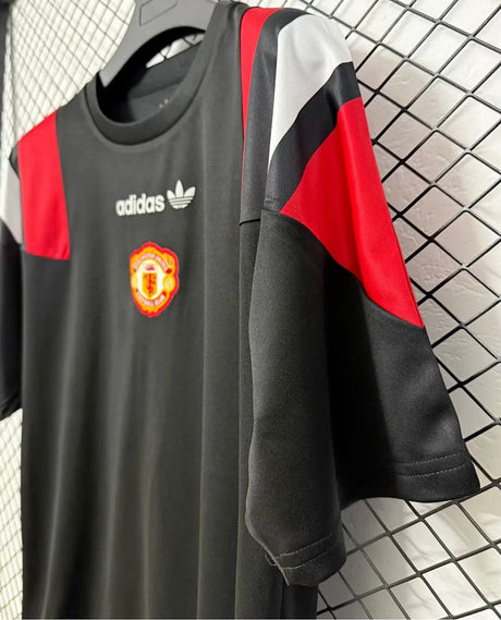 قميص MANCHESTER UNITED الإحماء 2026/27 - أسود