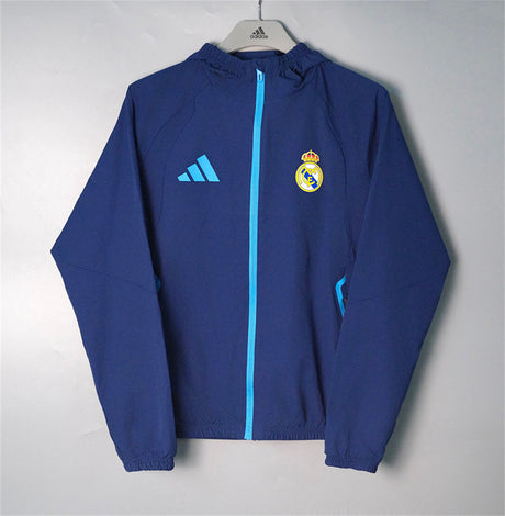 REAL MADRID 2026/27 VINDJAKKE MED HETTE - Kongeblå