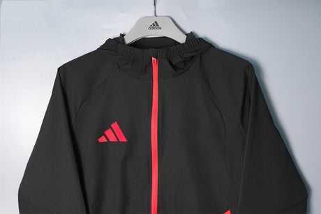 ADIDAS 2026/27 CORTAVIENTOS CON CAPUCHA - Negro/Rojo