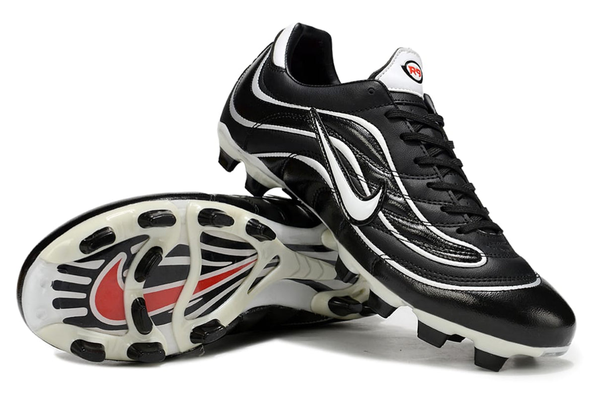 Nike R9 Fenomeno football boots, black and white, pair with sole view